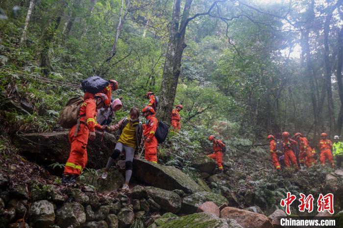 [组图]福建龙岩：5名“驴友”迷路被困，森林消防营救 第 2 张