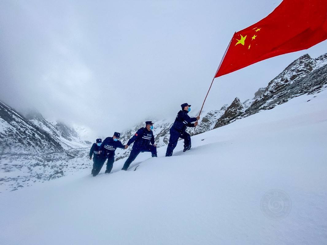 [组图]新疆伊犁：雪域边关 踏雪巡逻 第 3 张