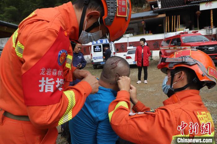 [组图]福建龙岩：5名“驴友”迷路被困，森林消防营救 第 3 张