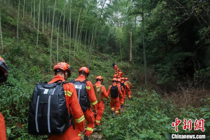 [组图]福建龙岩：5名“驴友”迷路被困，森林消防营救 第 1 张