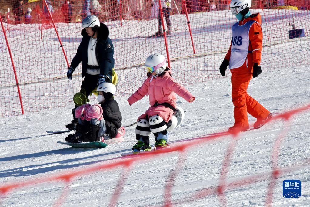 山东青岛：假期滑雪消费持续火爆 第 1 张