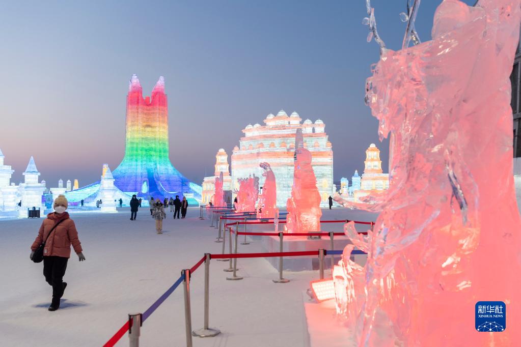哈尔滨冰雪大世界：魅力冰雕引客来 第 1 张