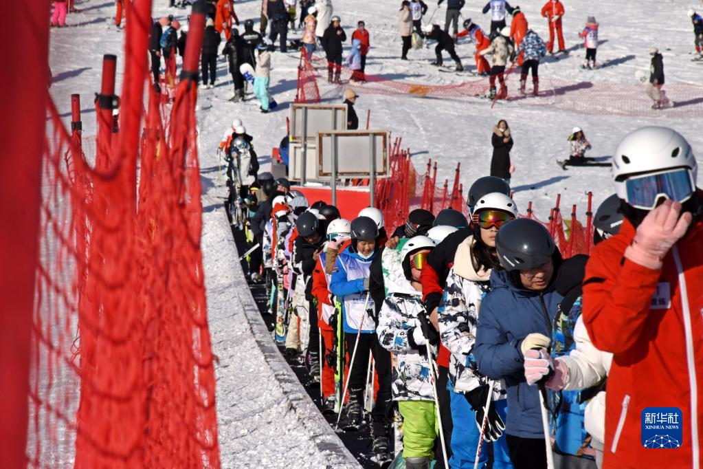 山东青岛：假期滑雪消费持续火爆 第 4 张