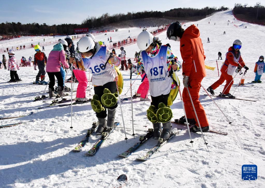 山东青岛：假期滑雪消费持续火爆 第 2 张
