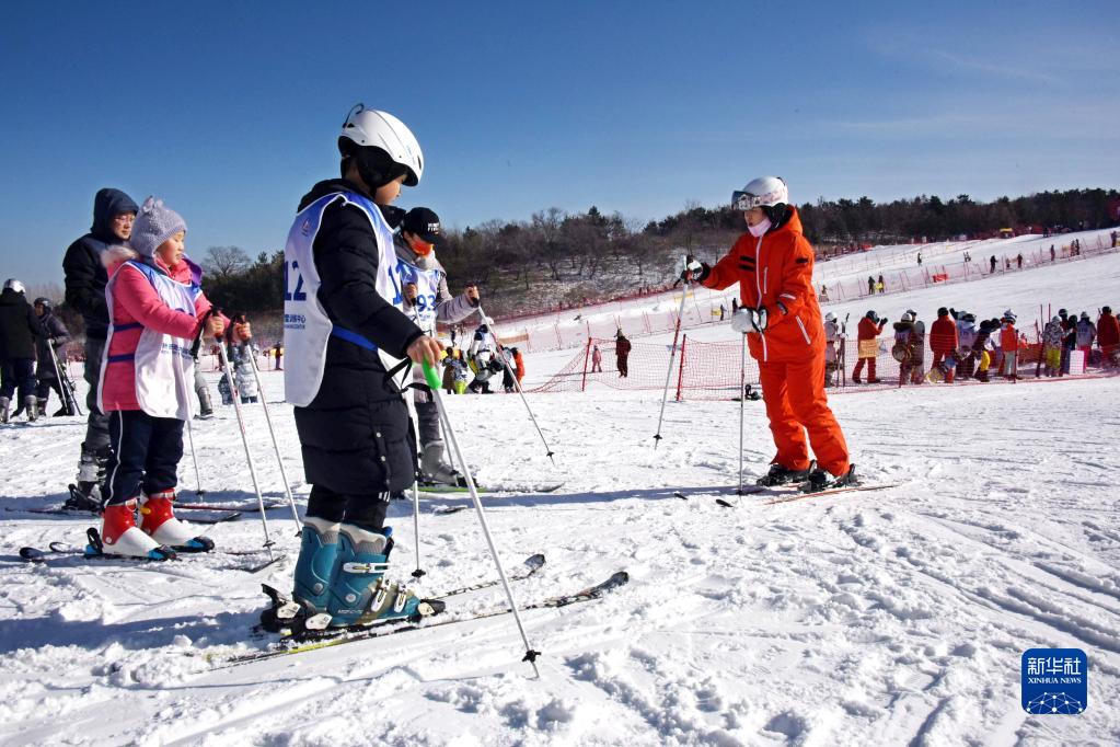 山东青岛：假期滑雪消费持续火爆 第 5 张